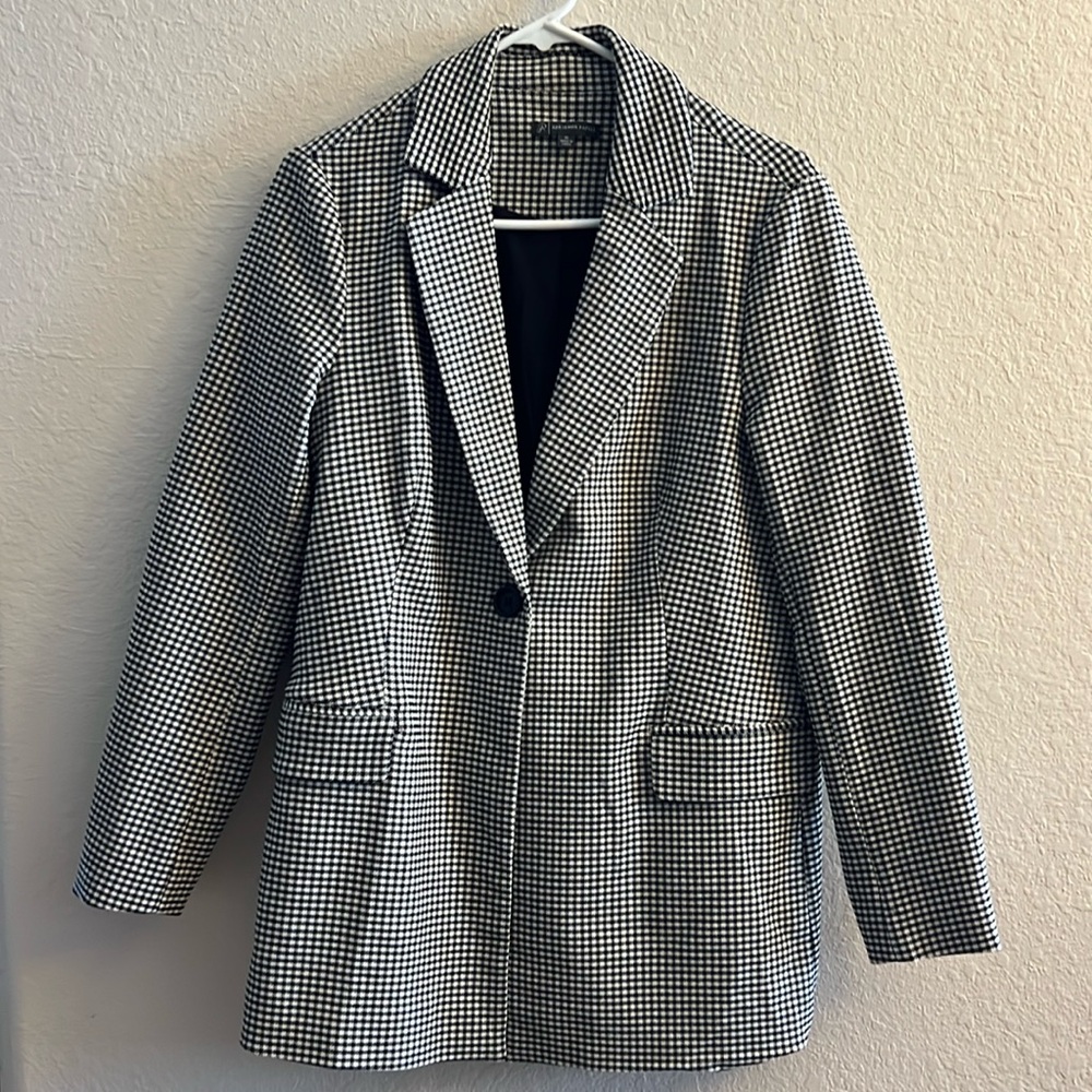 Womens Adrianna Papell blazer. Size M excellent condition